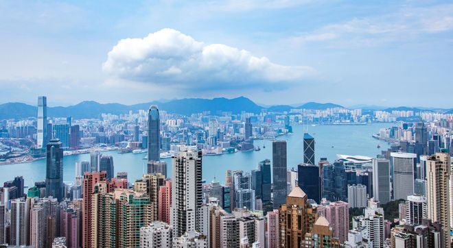 夜幕下的街头演员,香港夜景中的剧本凝望